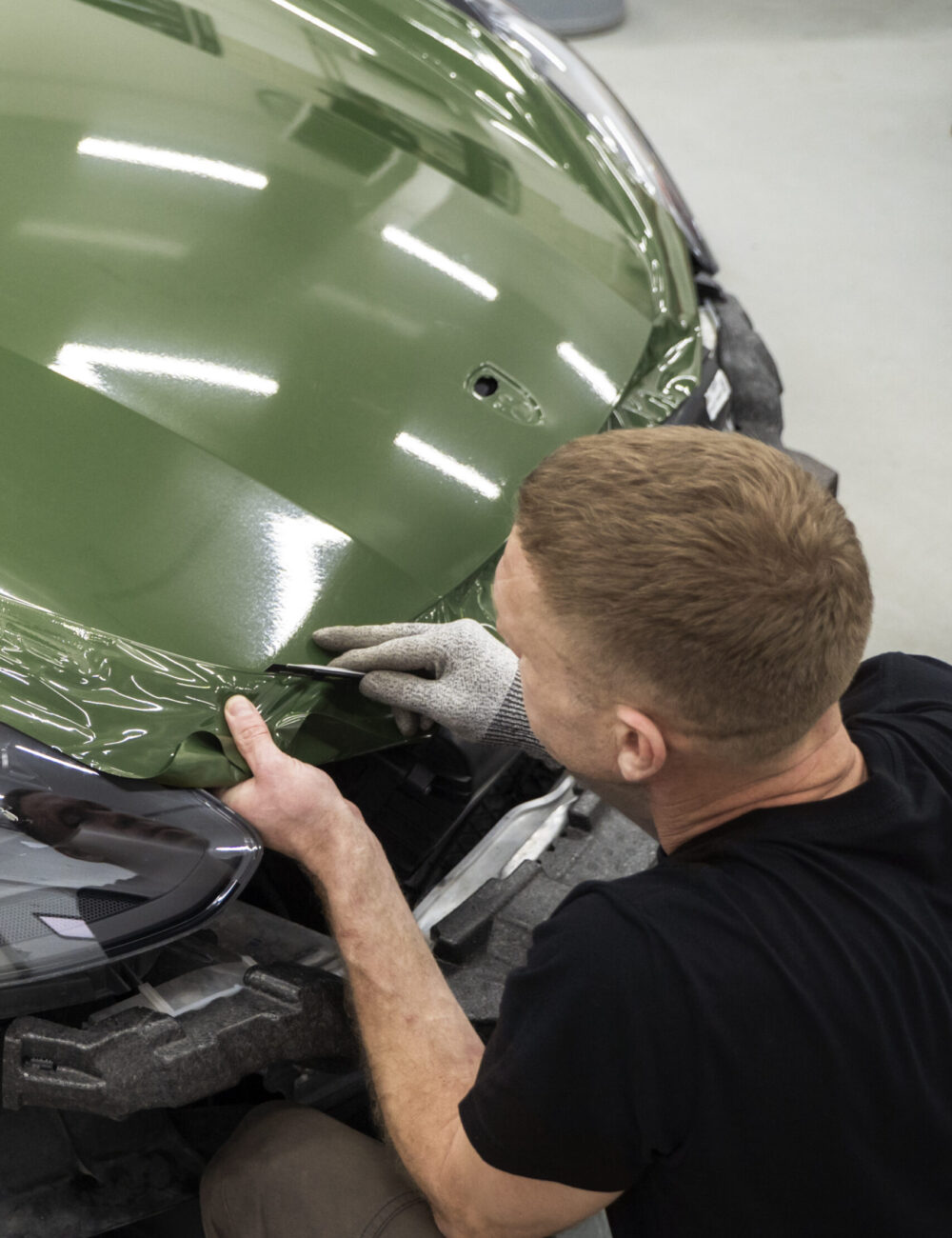 person-working-car-wrapping (2)