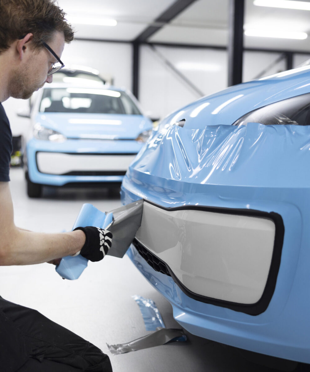 side-view-man-wrapping-car